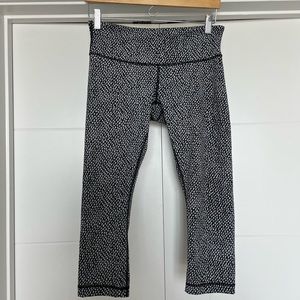 Lululemon black and white cropped pattern leggings. Woman’s size 8.